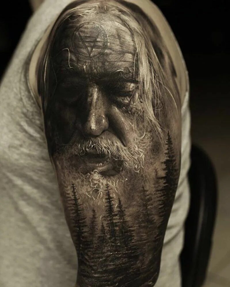 тату старец. славянские тату старец с посохом. реалистичные татуировки. тату старец. тату монах.