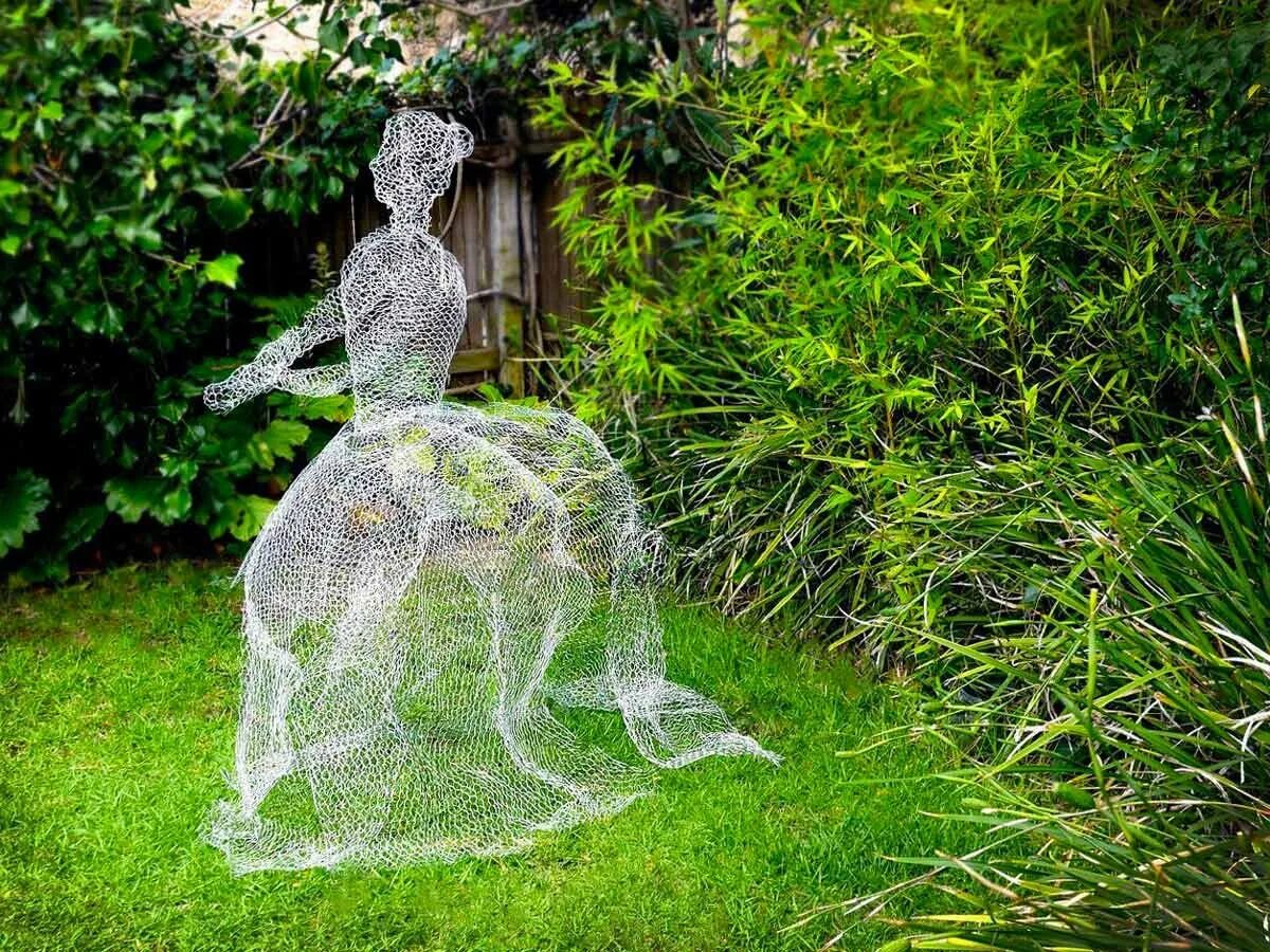 скульптуры из ивовых прутьев. робин райт скульптор. скульптуры из проволоки для сада. фигуры на сетке. фигуры на сетке.