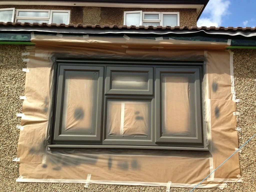 Какая краска окна деревянные. Покраска пластиковых окон. Покрасить пластиковые окна. Перекраска деревянных окон. Краска для пластиковых окон коричневая.