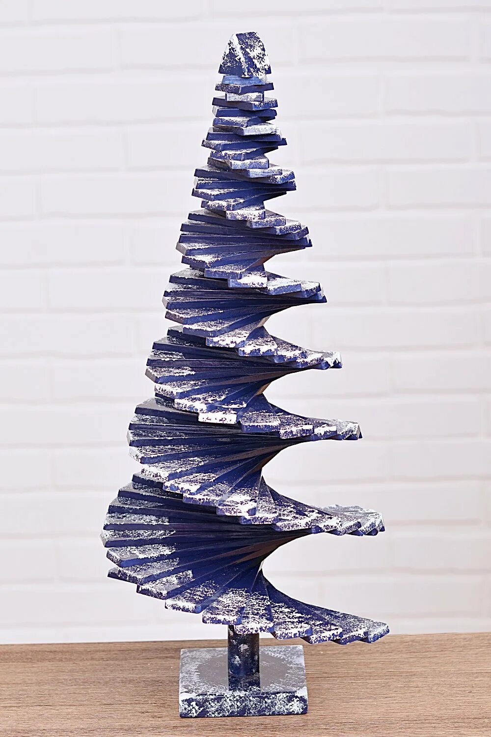 Fold book art iloveu. Необычные дизайнерские елки. Идеи для творческой фотосессии. Необычная обувь. Гигантская обувь.