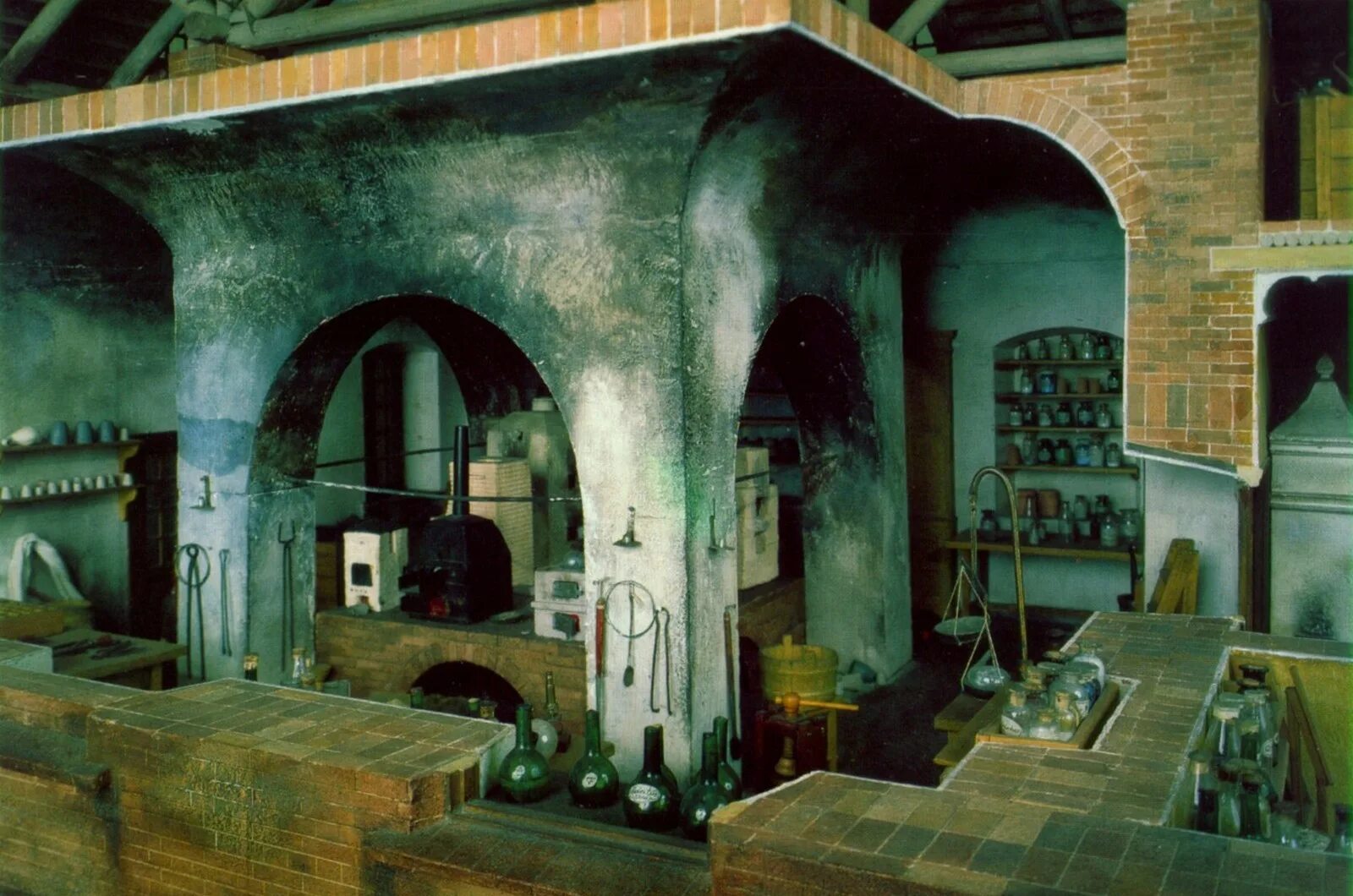 "химическая лаборатория" вольгинский. ломоносов организовал первую в россии химическую лабораторию. химическая лаборатория ломоносова в академии наук. ломоносов в химической лаборатории. организовал первую химическую лабораторию.