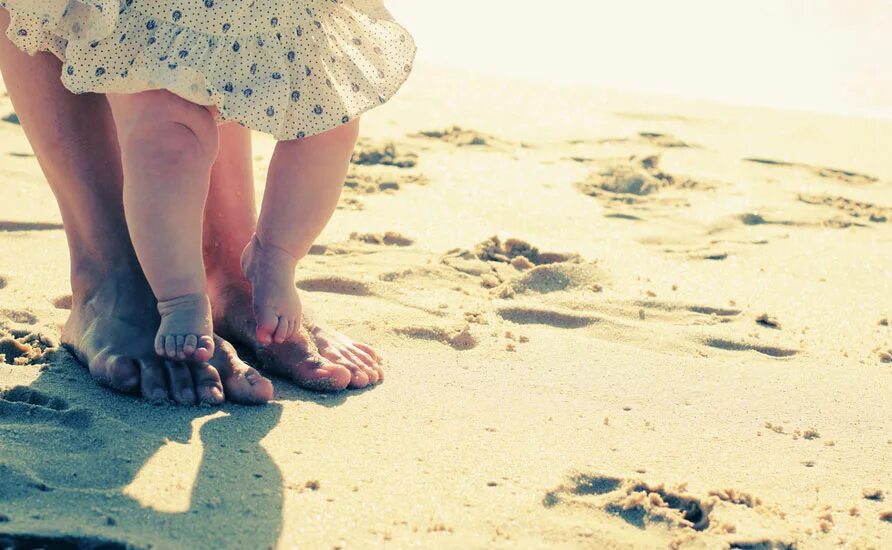 Детские ноги на пляже. Детские ступни на пляже. Детские ножки на море. Детские ноги в песке босиком. Мама и дочь ноги