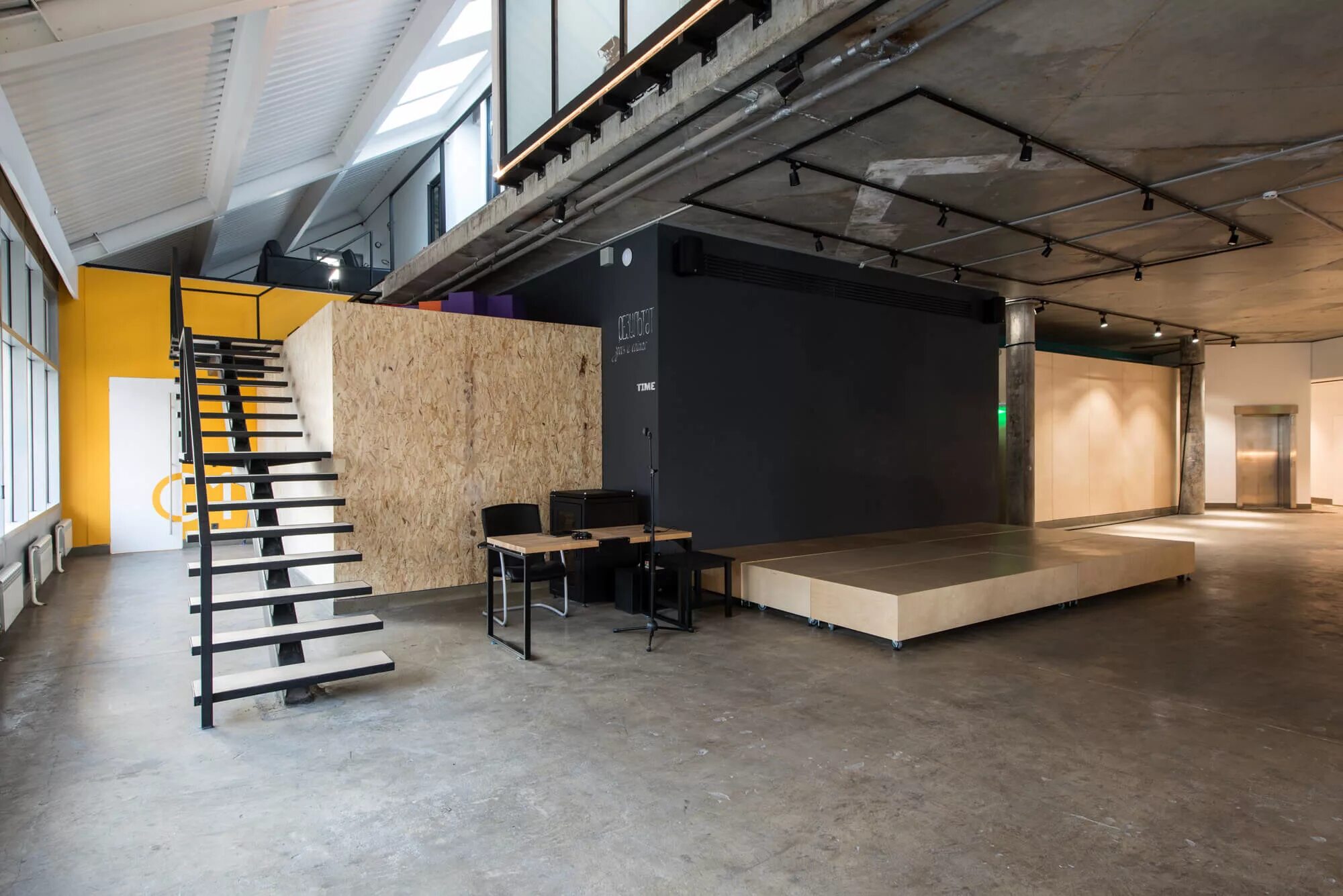 Зона отдыха в опен спейс. Культурный центр зил коворкинг. Коворкинг спбгу. Коворкинг офис. Офис в индустриальном стиле.