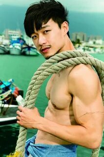 台 灣 超 帥 游 泳 教 練 令 人 臉 紅 的 肌 肉 寫 真 集.