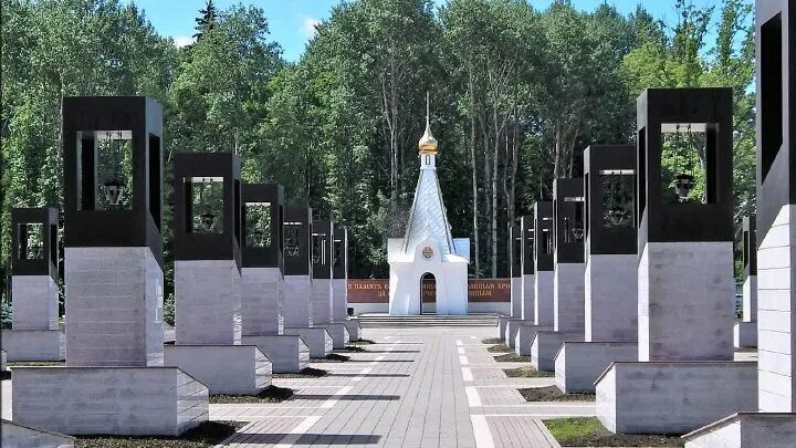 Хацунь брянская область какой район. Мемориальный комплекс Хацунь Брянская. Мемориал Хацунь в Брянской области. Памятник Хацунь в Брянске. Гранитный Обелиск мемориальный комплекс Хацунь.