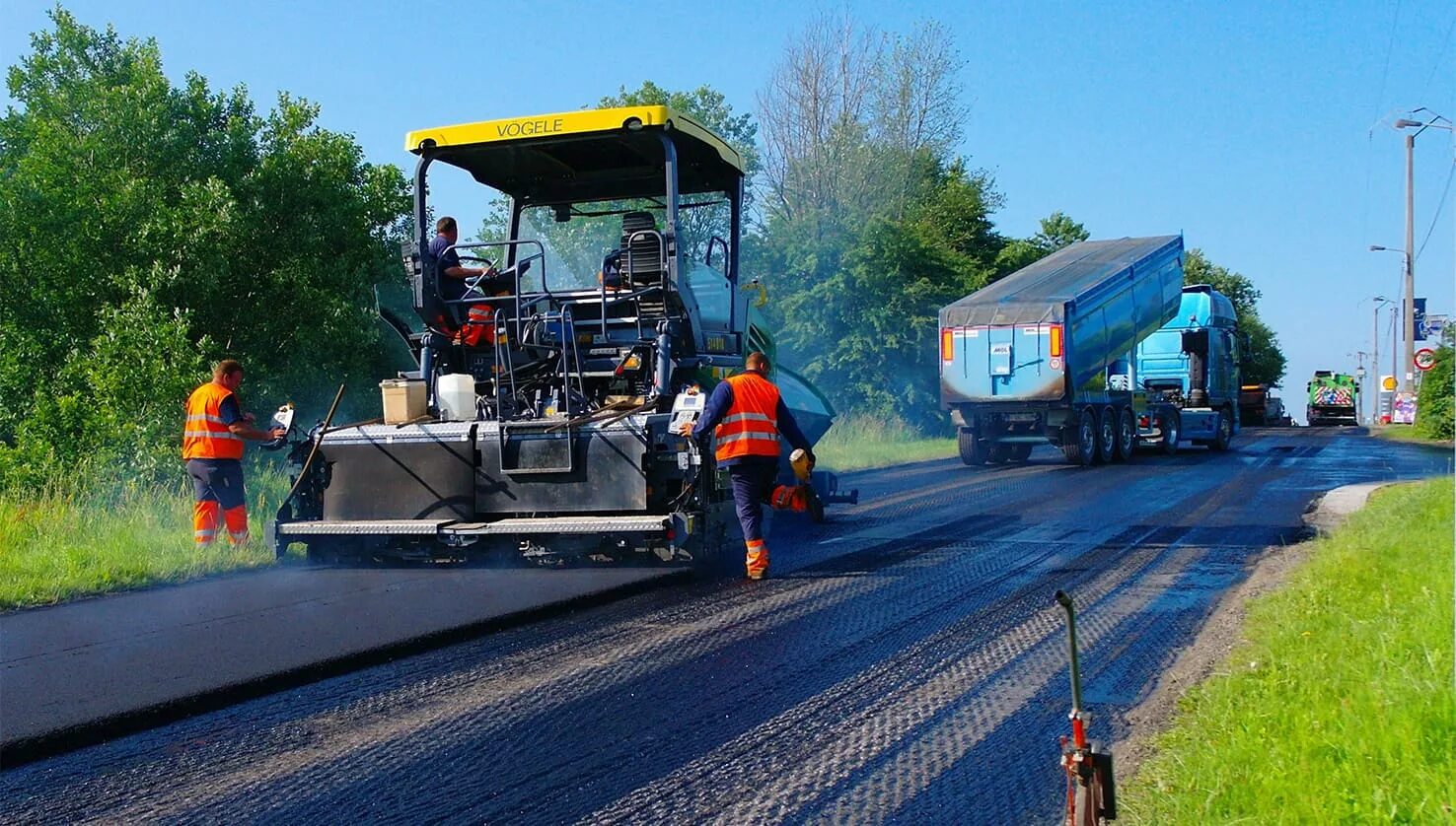 Компания новый дороги. Дорожные работы. Реконструкция автомобильных дорог. Укладка дороги. Строительство дорог.