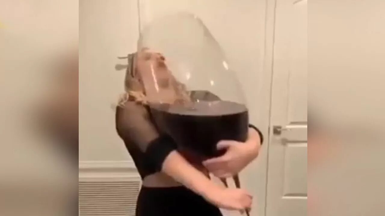 Огромный бокал. Только один бокальчик. Большой бокал для вина. 1 стакан вина. Один бокал вина.