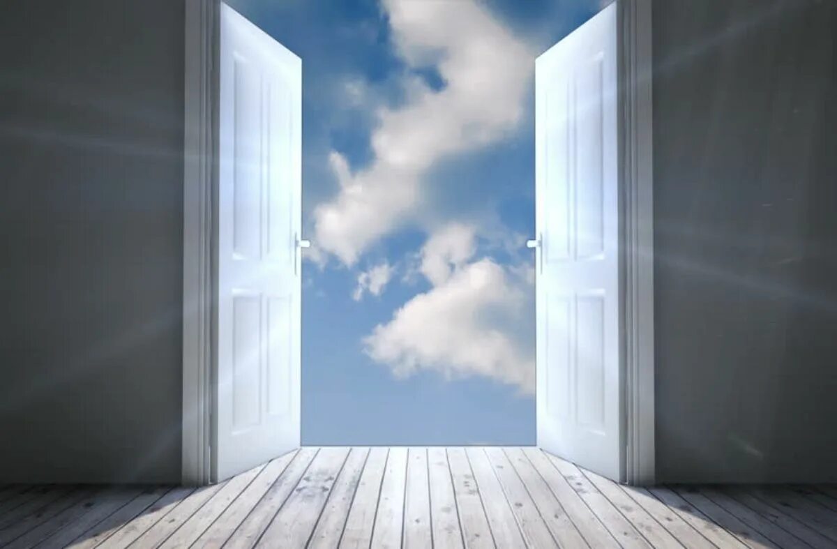 Открытая дверь вк. Открытая дверь. Дверь открывается. Распахнутые двери. Открывающющиеся двери.