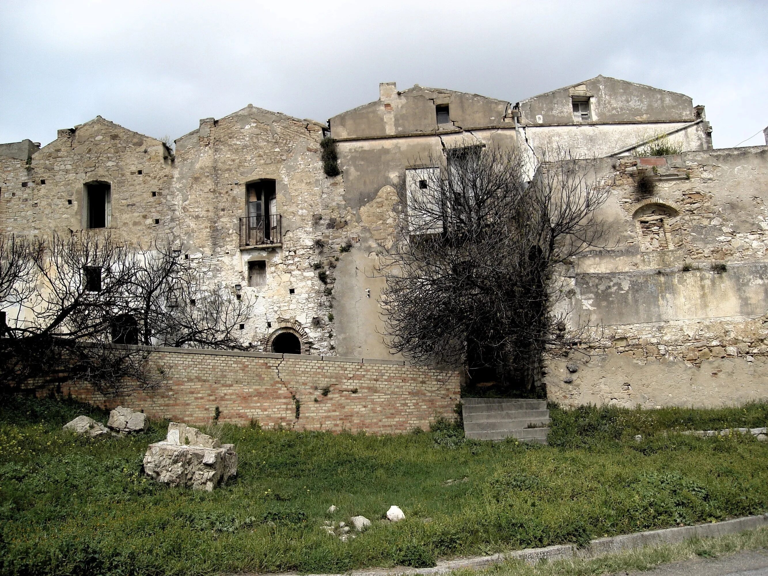 Abandoned village reclamation. Пуэбло заброшенная деревня. Заброшенные деревни Испании. Руины монастыря овгон хийд. Стена в селе.