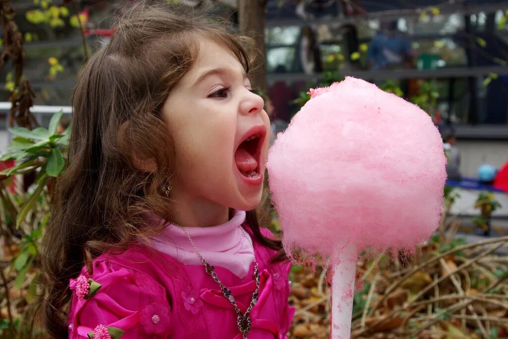 Cotton Candy вата. Ребенок со сладкой ватой. Сладкая сахарная вата. Большая сладкая вата. Хлопок сахар