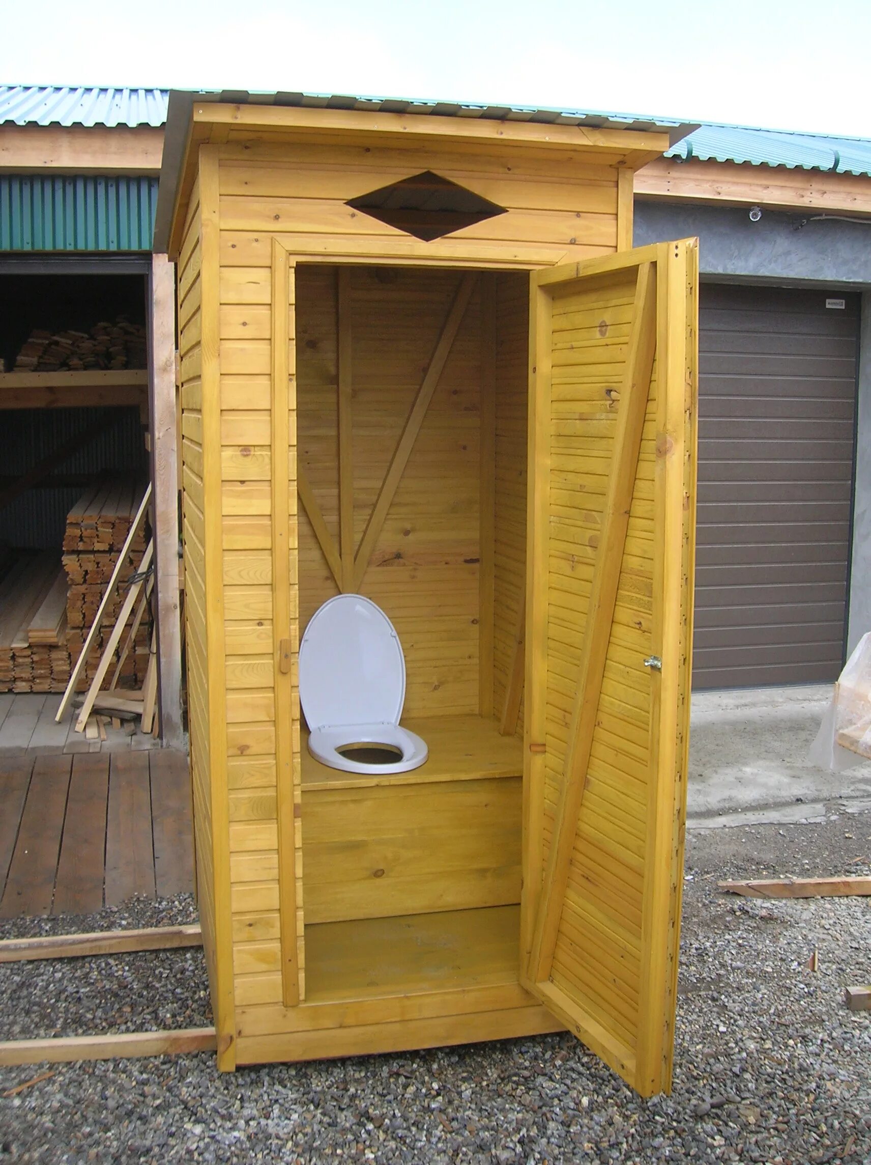 Туалет для дачи. Туалет дачный. Туалет уличный деревянный. Туалет деревянный для дачи.