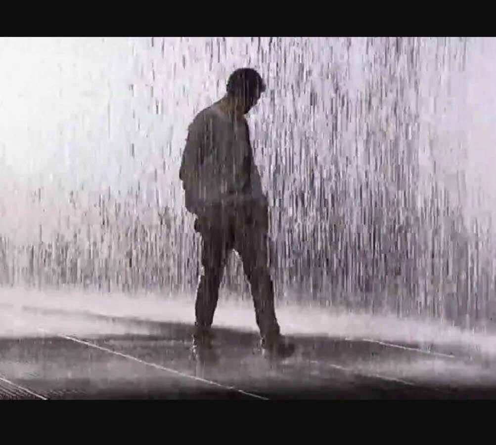 Промокнуть написанное. Человек под дождем. Человек идет под дождем. Идуший человек под дождём. Мужчина под дождем.