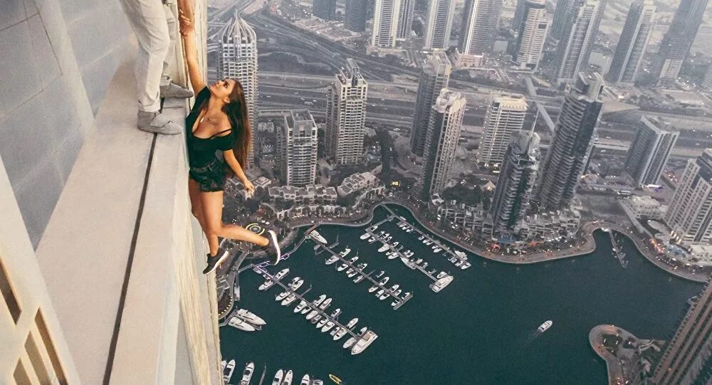 Длинные видео где девушки. Вики Одинцова на небоскребе. Съемка в небоскребе Дубая Вика Одинцова. Селфи девушки на небоскребе в Дубае.