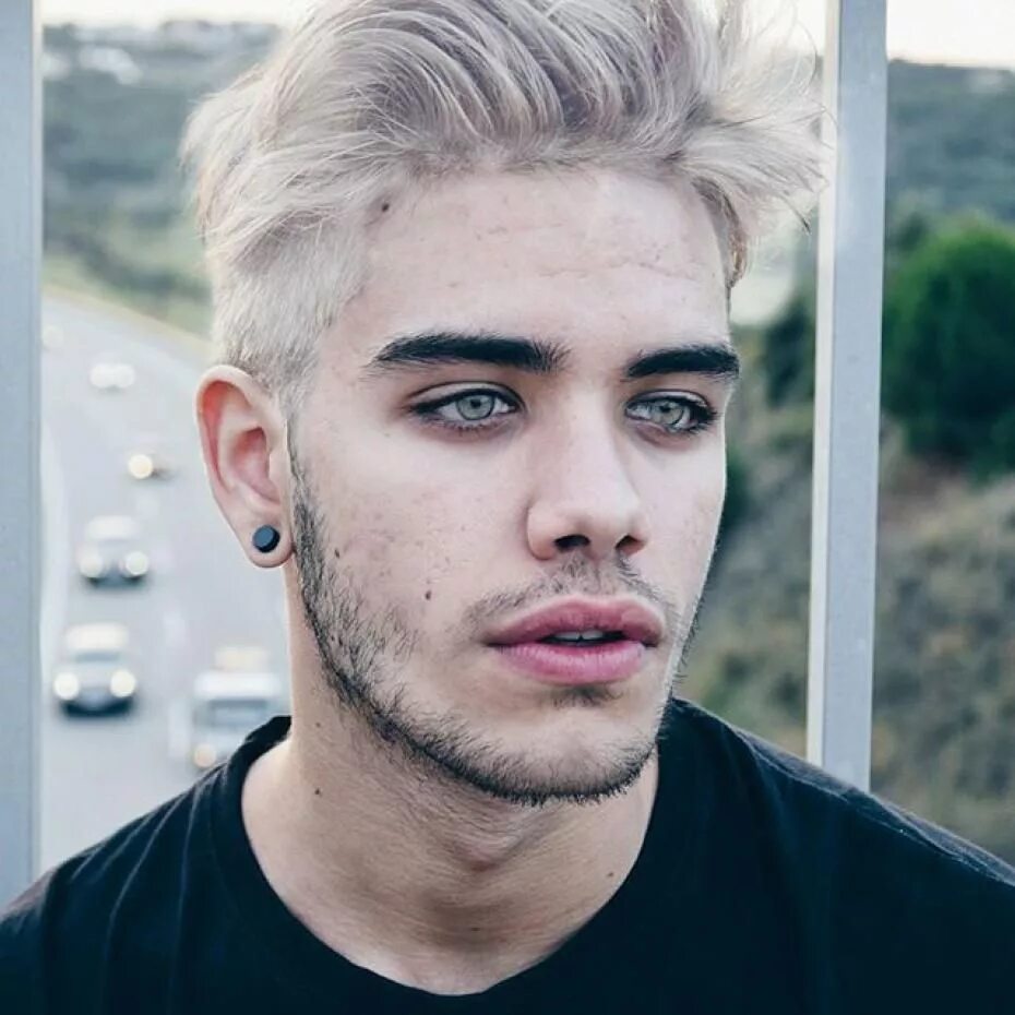 Голубой цвет волос у парней. Мужские крашеные волосы. Крашеные волосы у мальчиков. Розовые волосы мужские. Белые волосы у мужчин.