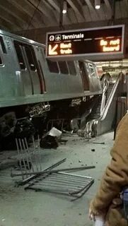 Поезд сошел с рельсов метро