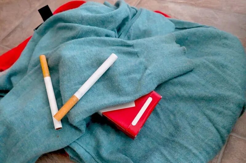 Запах сигарет одежда. Одежда с сигаретами. окрашивание одежды. запах табака на одежде. сумка пропахла куревом.