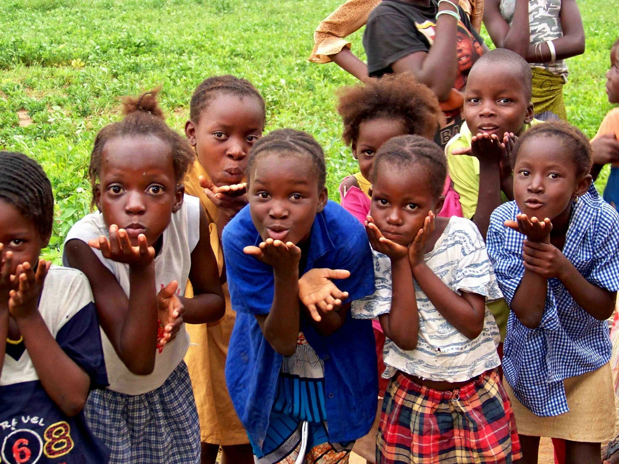 Сколько живет в африке. Счастливые африканские дети. Дети Африки радостные. Африка для малышей.