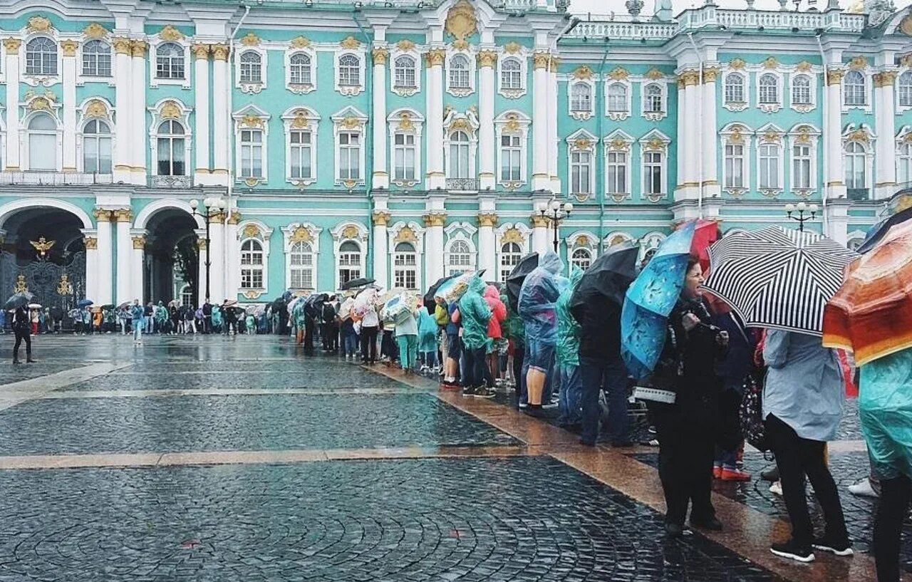 Обязательно посетить в санкт петербурге летом. Санкт-петербург очередь в эрмитаж. очередь в эрмитаж. очередь в музеи спб. («эрмитаж в понтуазе»,1867.