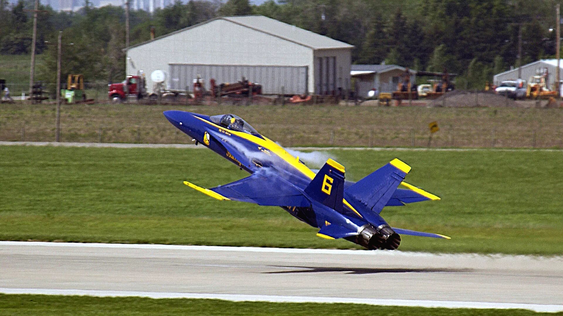 F 18 19. F-18 Blue Angels. Blue Angels пилотажная группа. Пилот ф 18 Blue Angels. F-18.