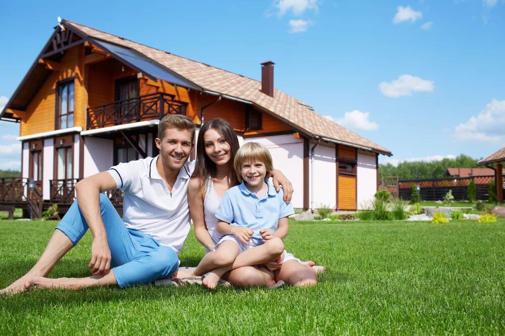 Красивые картины загородной жизни. Коттедж семья. Красивые фото загородной жизни. Семья около своего дома. Семья в загородном доме.