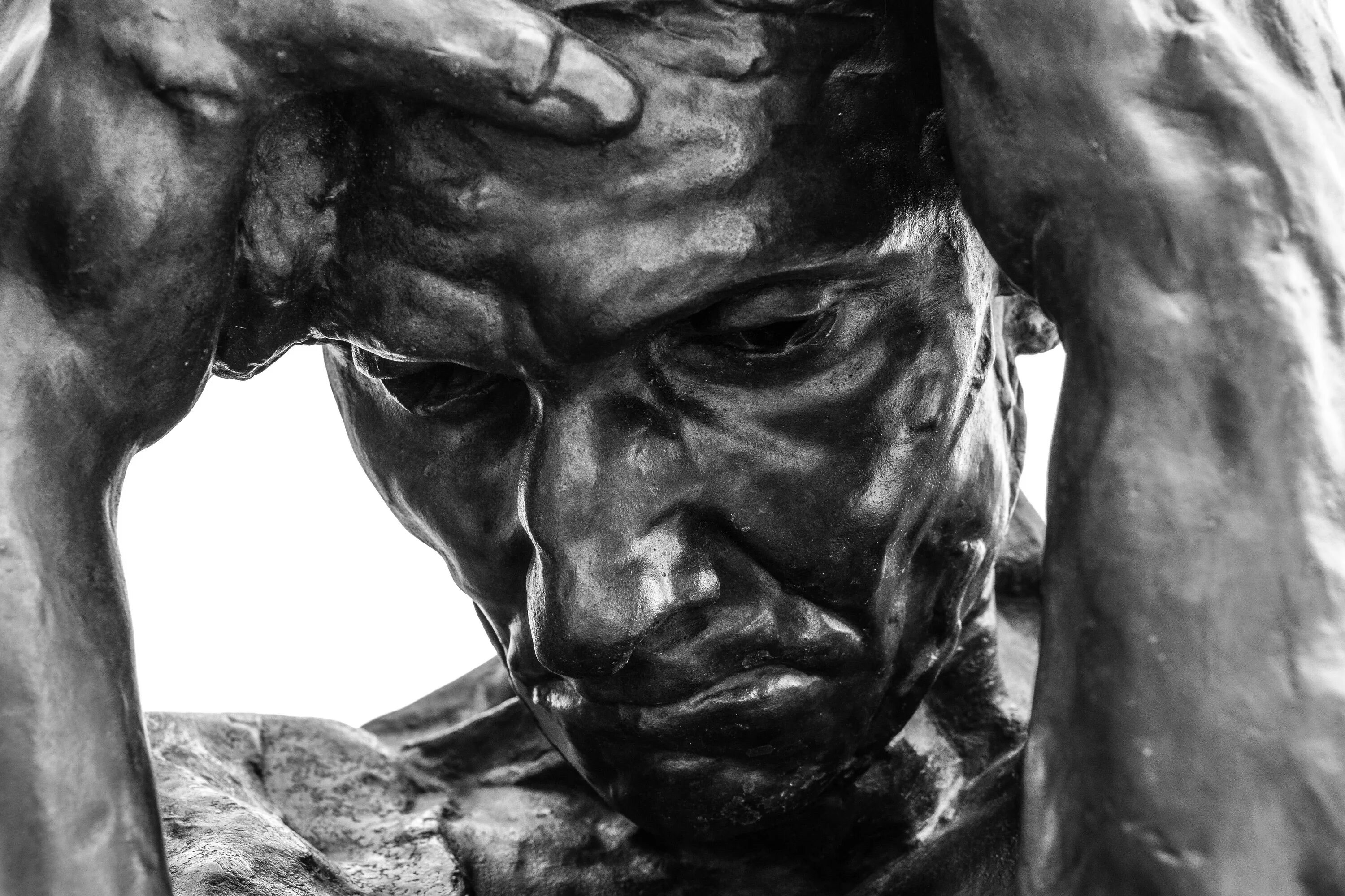 Природа и человек памятник. Скульптор памятник. Черно белые статуи. Мемориал маунт рашмор. Роден мыслитель скульптура.