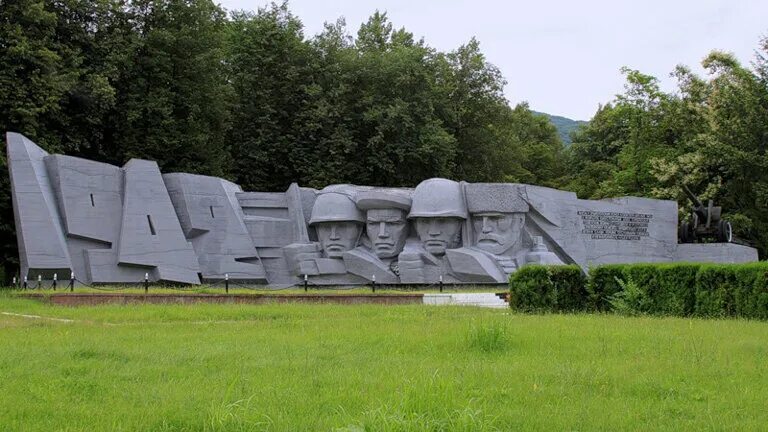 Мемориал эльхотовские ворота братские захоронения фото