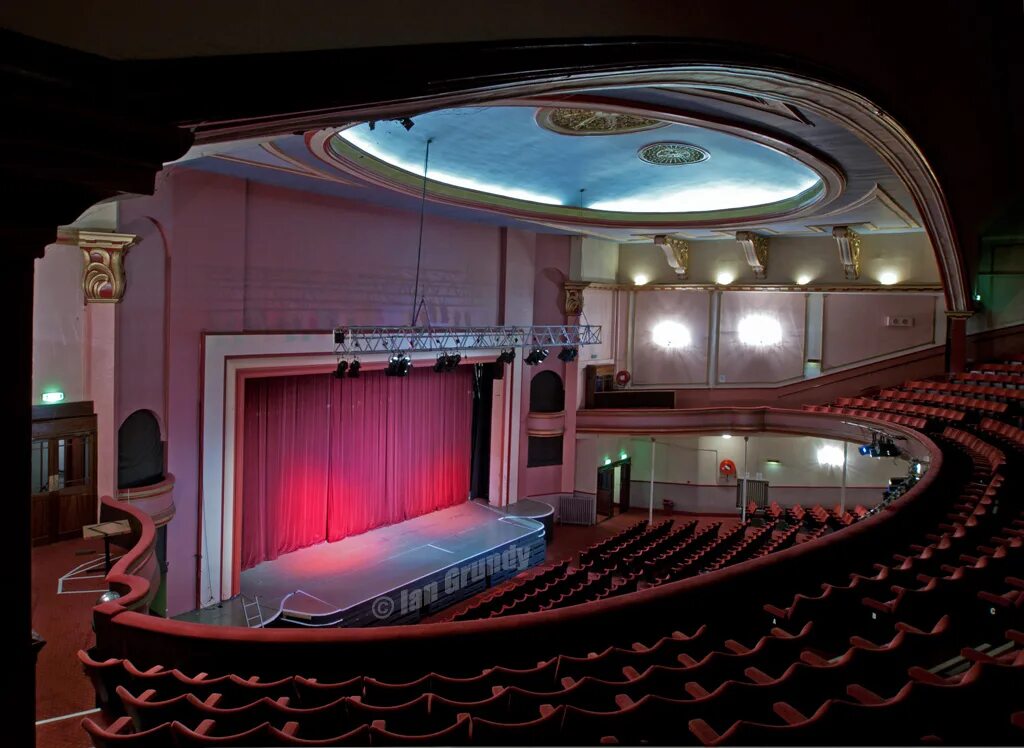 Stalls stage balcony. Stalls в театре. театр и кинематограф. кинотеатр театральный. театр, кино и телевидение.