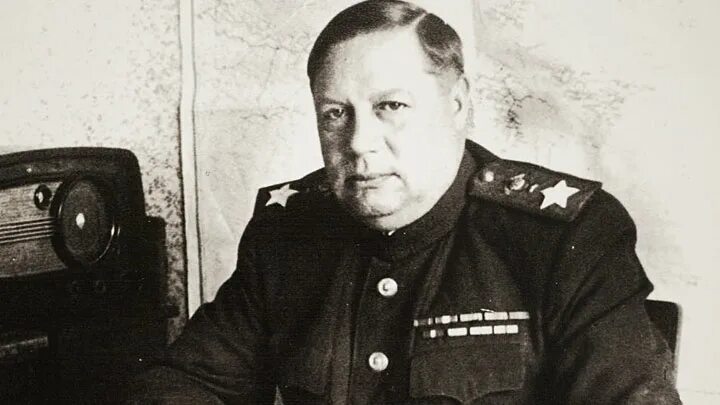 Командующий 3 м украинским фронтом. Фёдор Иванович Толбухин. Толбухин. Толбухин Маяк фото на фоне.