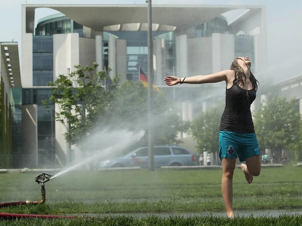 Жара в городе. Веер от жары. Очень жарко. Жара. Спасаемся от жары.