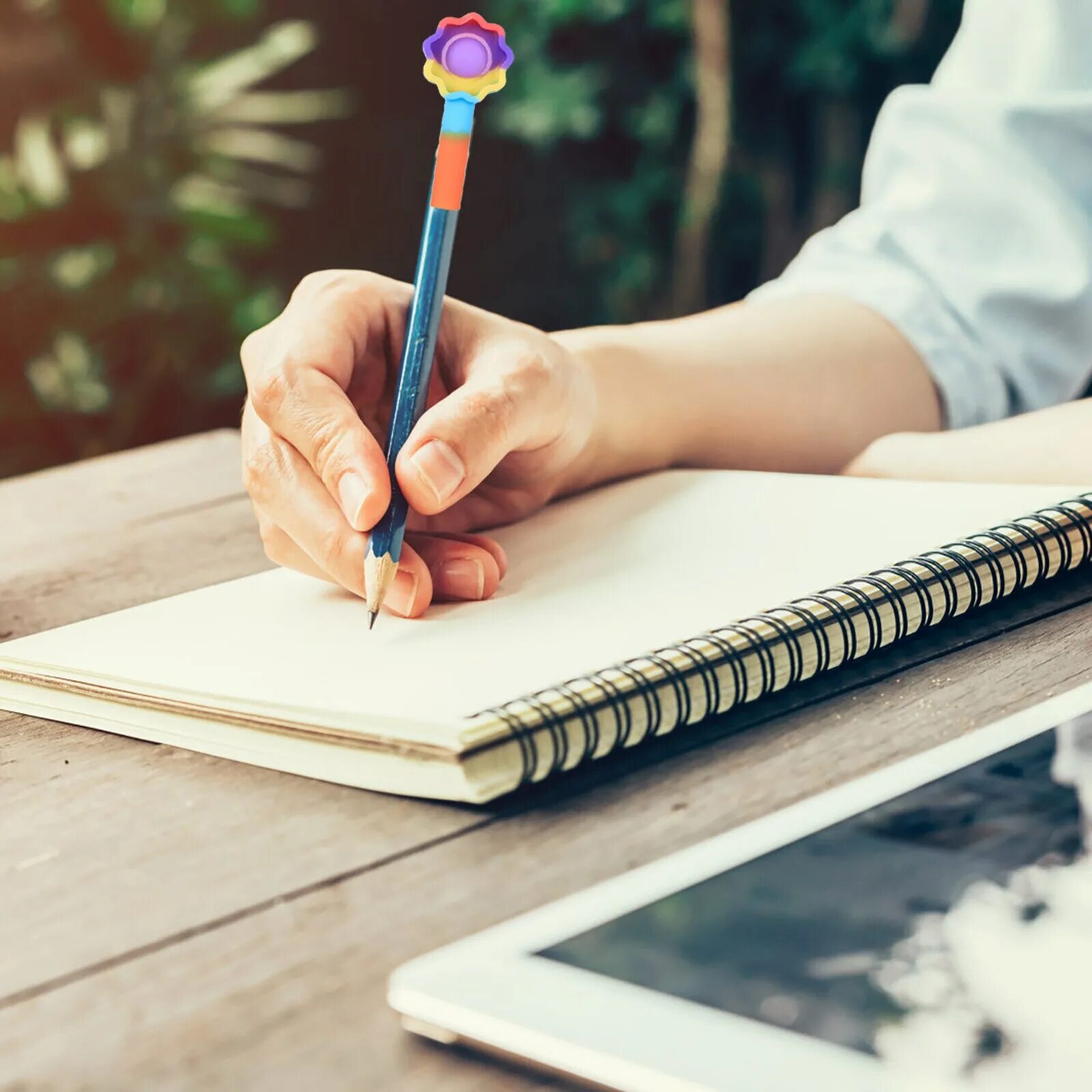 Писать в тетради. Unsplash. Планирование ежедневника. Исправление ошибок в тетради. Ручка на тетради записывает.