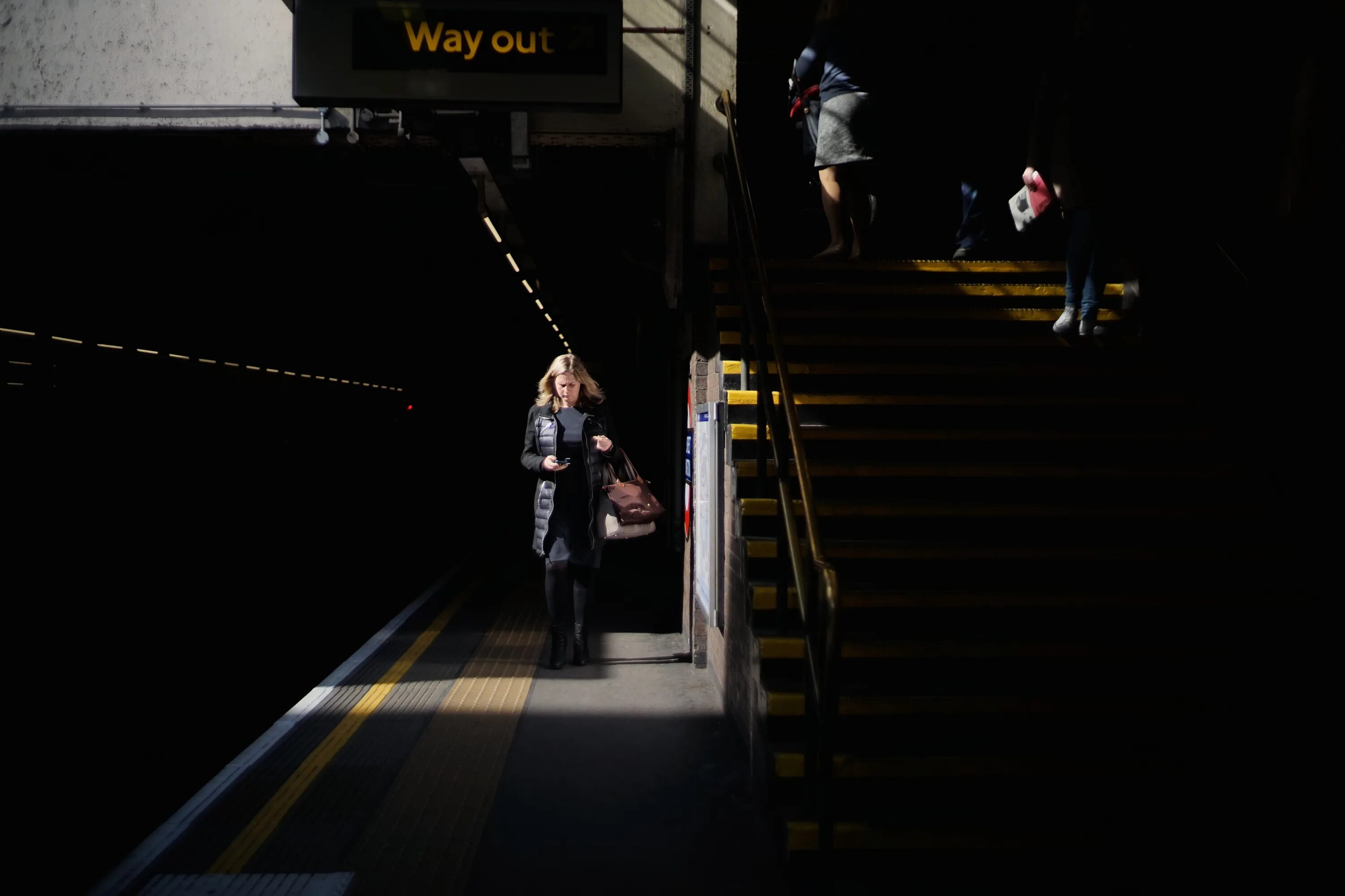 Свет или тьма выхода нет нужен ответ. Ночное метро лестница. Ночная лестница метро. Лондон андеграунд. Ступеньки метро зимой ночью.