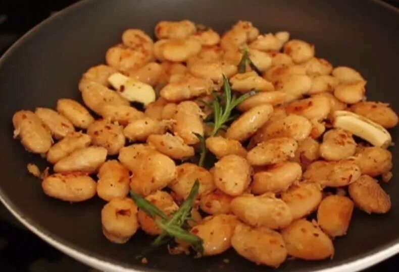 Блюда с фасолью. Как быстро приготовить фасоль. Жареная фасоль красная. Лобио из красной фасоли. Как быстро приготовить фасоль.