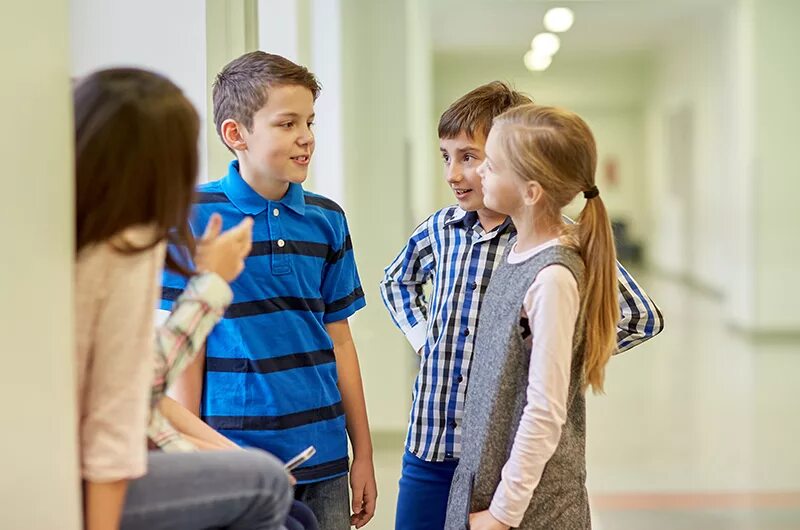 между 2 одноклассниками. конфликт детей в школе. радостный школьник. школьная дружба. между 2 одноклассниками.