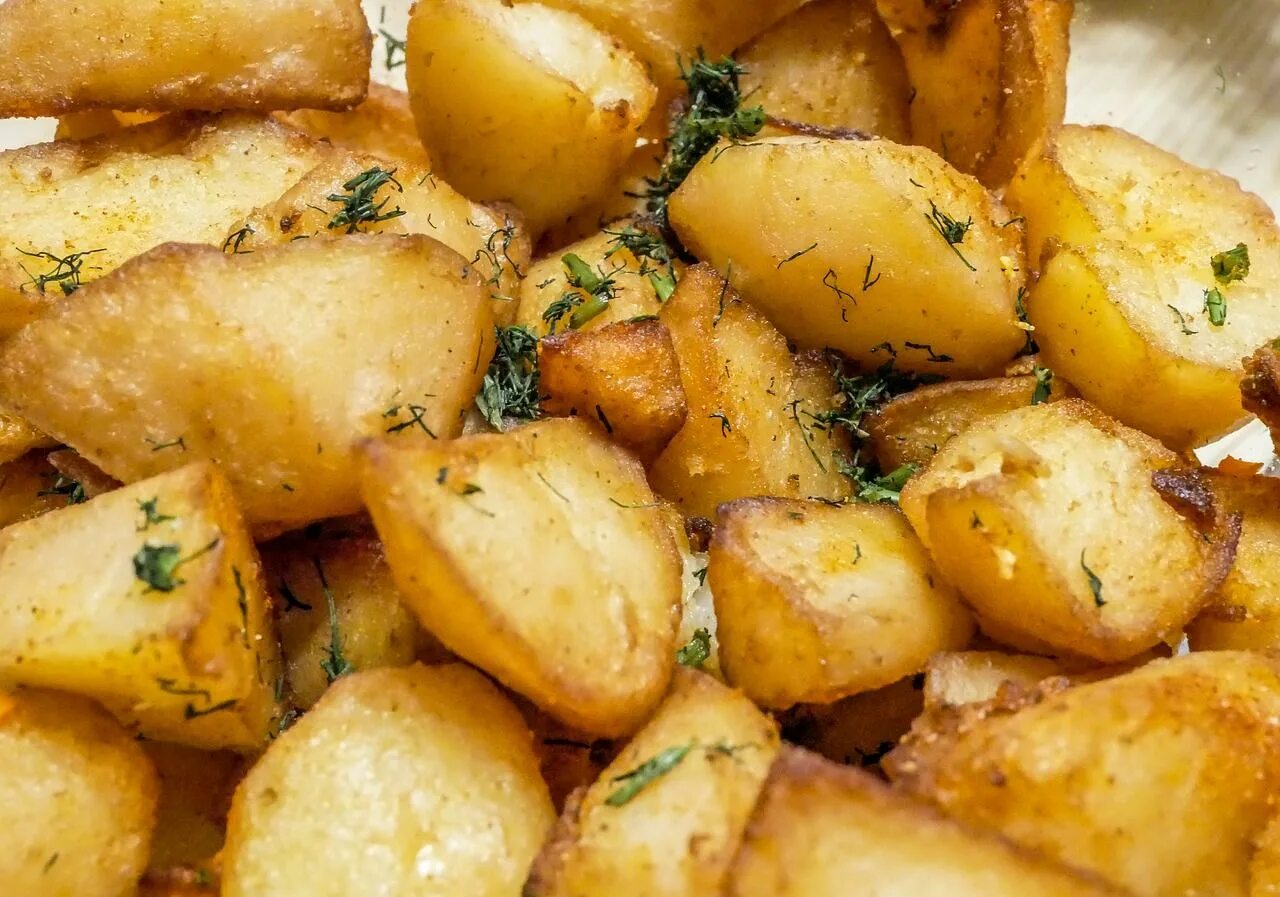 Как приготовить картошку в духовке без мяса. Вкусная картошка. Жареная картошка. Американский картофель. Вкуснейший картофель с зеленью.