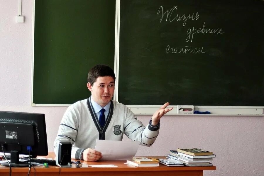 Фото учителя мужчины. Учитель мужчина. Учитель истории 9 школа. Учитель в школе. Учитель истории 9 школа.