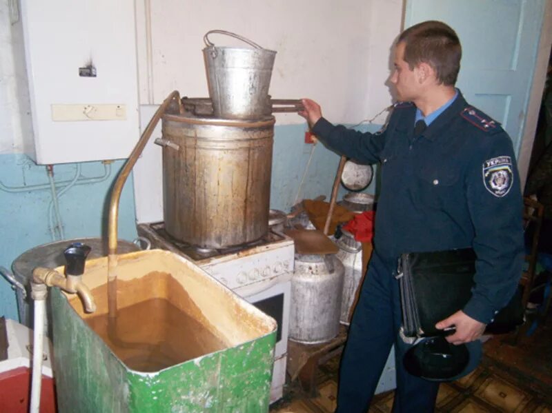 Можно ли продавать самогон собственного изготовления. Тюремный самогонный аппарат. продажа самогона. самогон полиция. продам самогон.