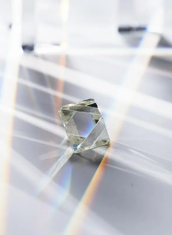 Бриллианты характеристика камней на этикетке. Природный алмаз. Синтетические алмазы. Alrosa diamonds логотип. Cvd фантазийные алмазы.