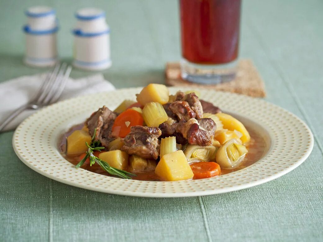 Рагу из баранины с картошкой. Баранина с картошкой. Irish lamb stew. Мясное рагу с овощами. Тушёная картошка с мясом.