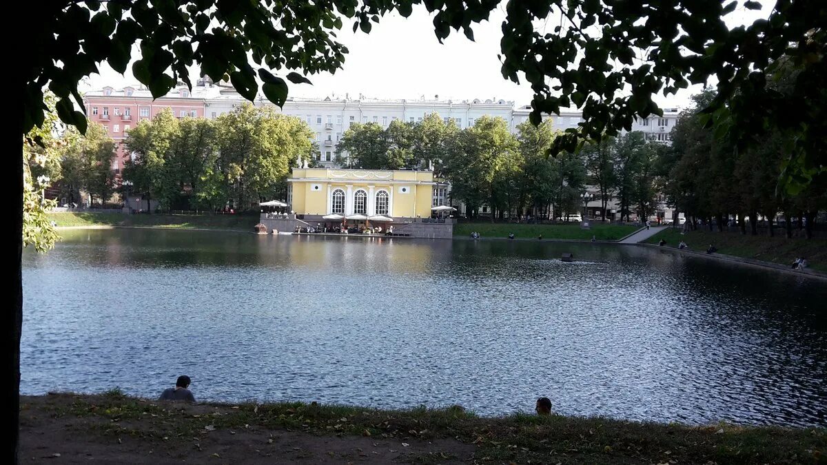Чистые пруды кто исполняет. Чистые пруды парк метро. патриаршие пруды парк метро. вднх патриаршие пруды. пруды в москве названия.