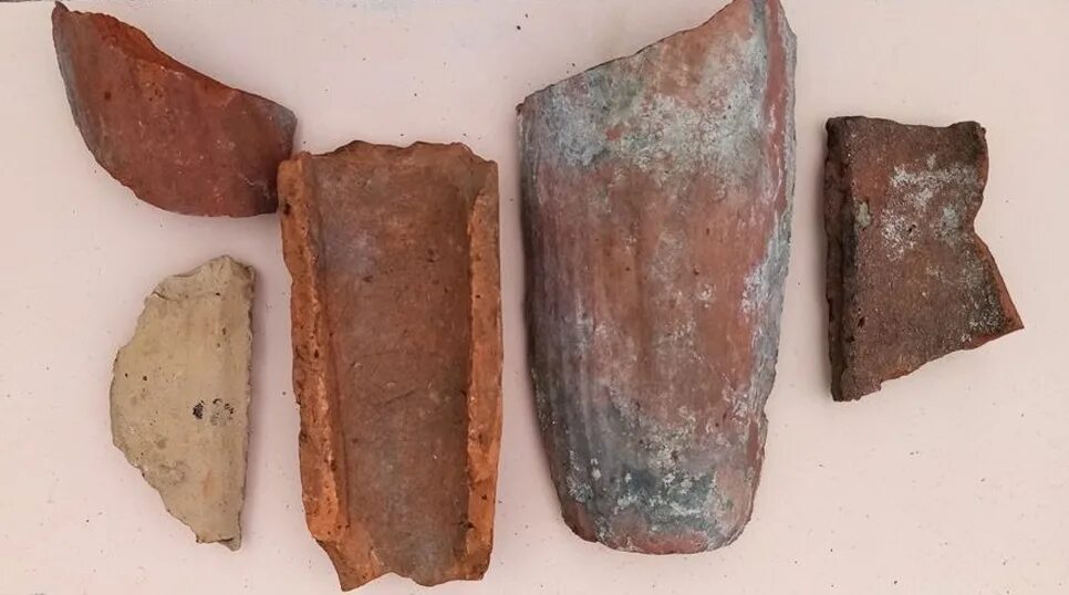 В раскопках под новгородом огэ. Змеевик медальон. Раскопки великий новгород. Вислые печати из новгородских раскопок. Возникновение мяча.