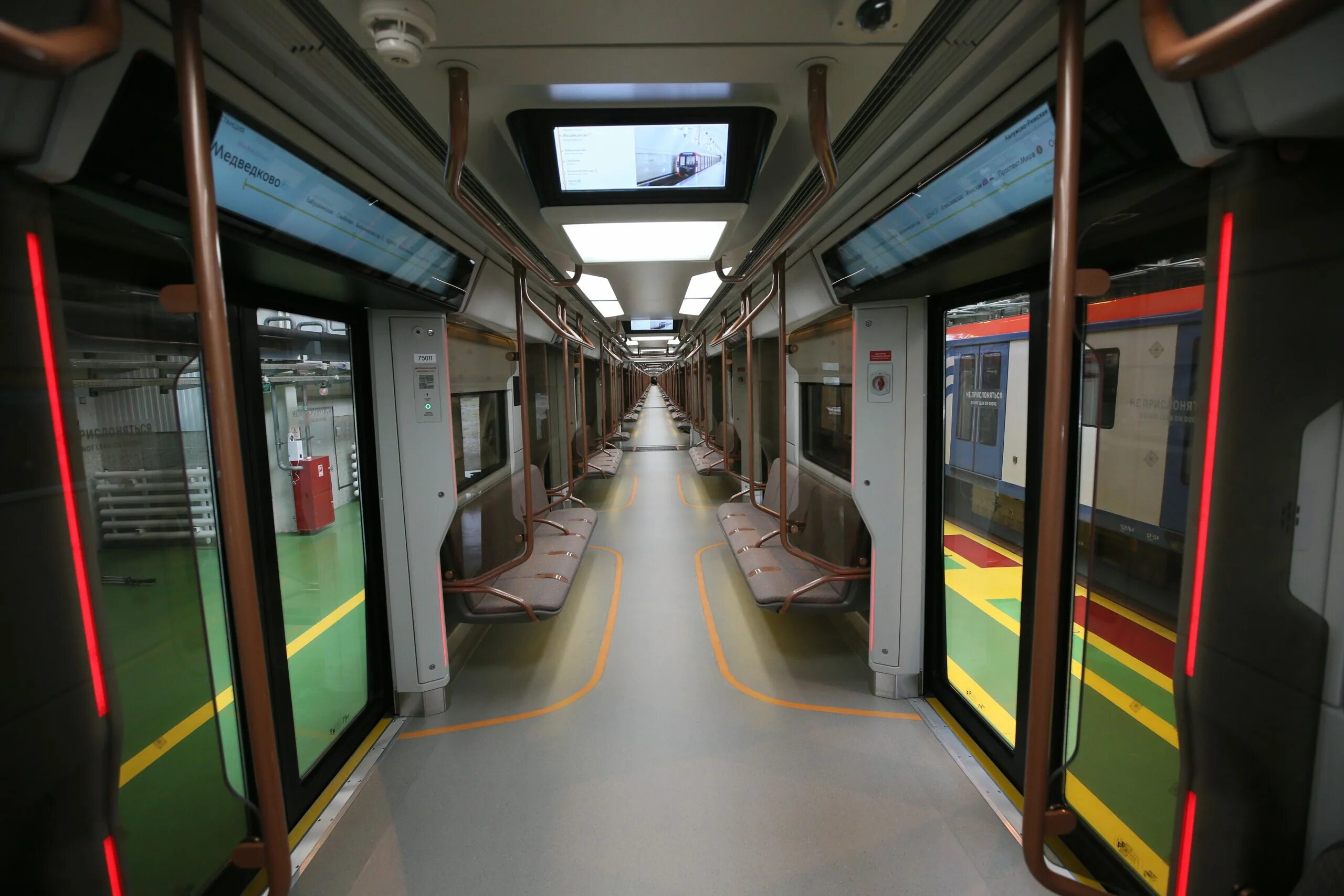 Москва 2025 2025. Поезд москва 2025 салон. москва 2025 поезд метро. московское метро 2025 поезда. вагон метро москва 2025.