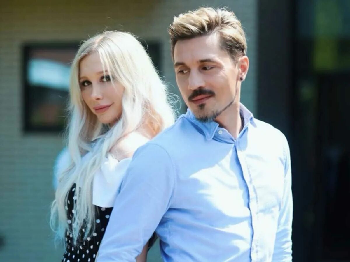 Билан в клипе белые розы. Билан клипы. Клип билана она моя. Клип билана она моя. Клип билана она моя.