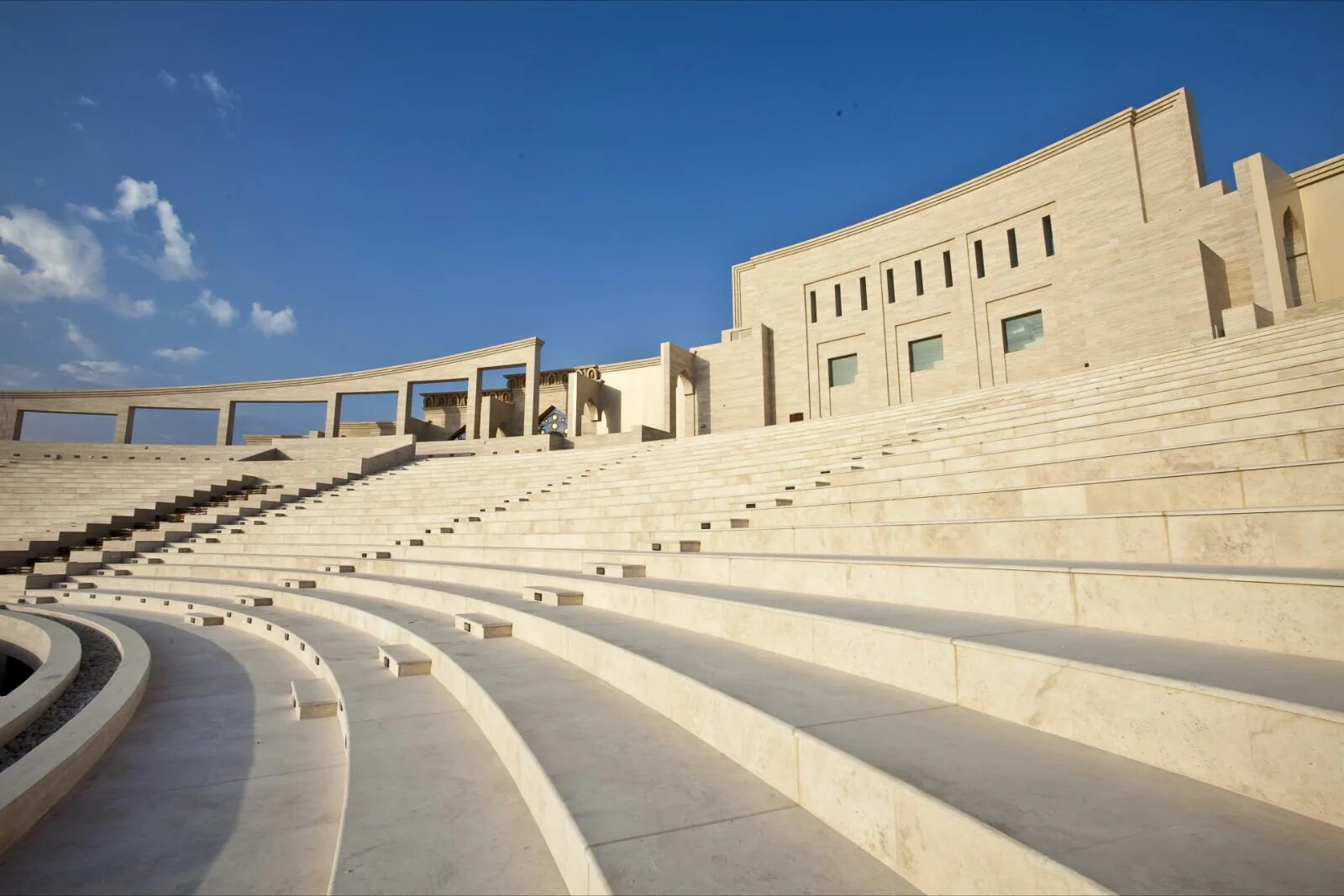 Амфитеатр 2. Этнографическая деревня катара доха. амфитеатр doha 2025. katara amphitheatre. амфитеатр в бухаре.