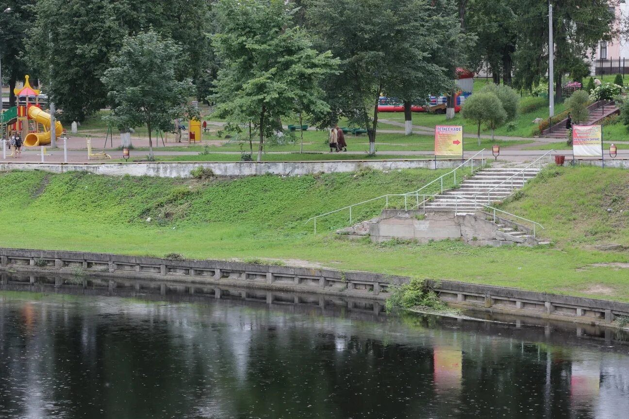 Город Луга Ленинградской области парк Луга. Город Луга Ленинградской области Заречный парк. Набережная в городе Луга Ленинградской области. Новый парк город Луга Ленинградской области.