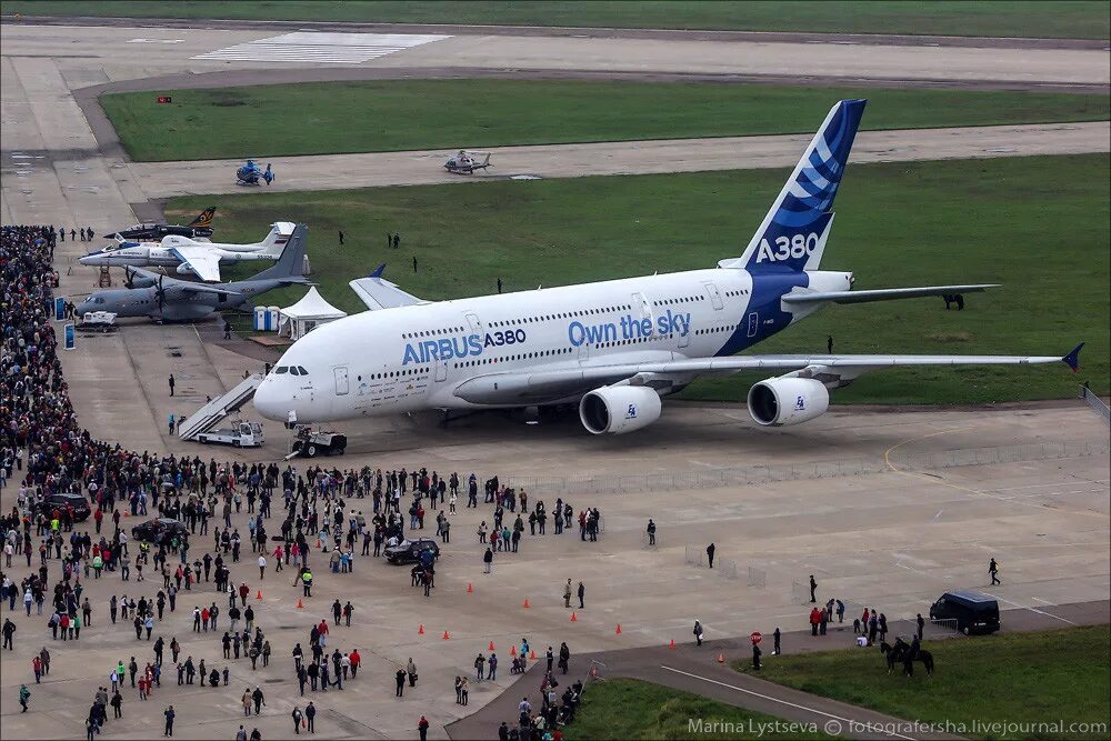 Самые большие пассажирские. Пассажирский самолет а380. Эйрбас 380. Самый большой пассажирский самолет в мире Airbus a380. Самолет 380 а380.