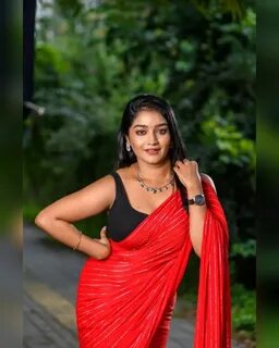 PHOTOS : குட்டி உடையில் க்யூட்டாக சிரிக்கும் நடிகை லாவண்யா.. 