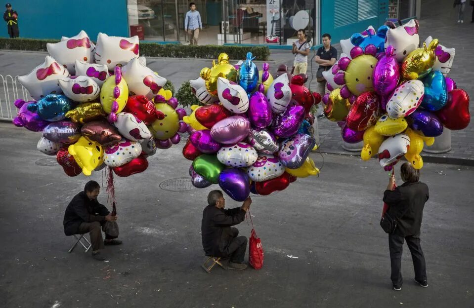 Шаров вакансии. Продавец шаров. Воздушные шарики продавец. Продавец шаров на улице. Шарики в Китае воздушные.