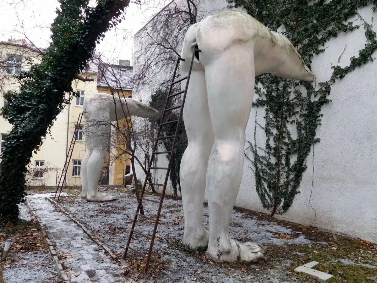 Перевернутую статую