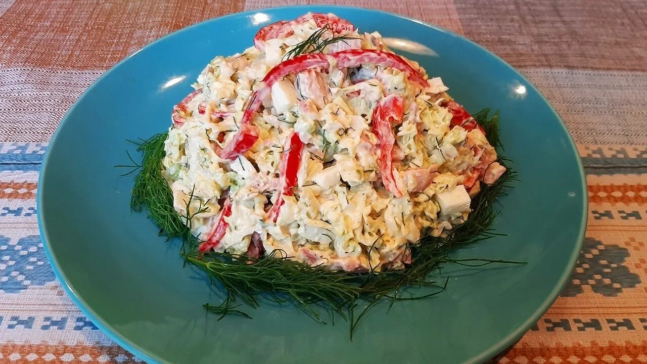 Салат с копчёной курицей и пекинской капустой. Салас пекинской капустой. Салат с кукурузой и ананасами и пекинской капустой. Салат капуста с копченой курицей рецепт. Салат из пекинской капусты с курицей копченой.