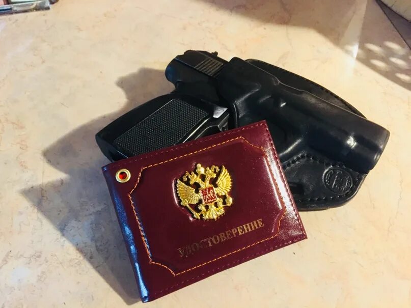 Картинки оперов. Ксива ФСБ МВД. Удостоверение ФСБ И пистолет. ФСБ ксива и пистолет. Пистолет Макарова и ксива.